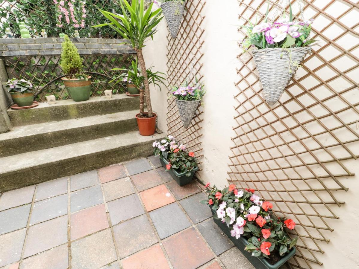 Llys Madoc, Basement Apartment Penmaen-mawr Εξωτερικό φωτογραφία